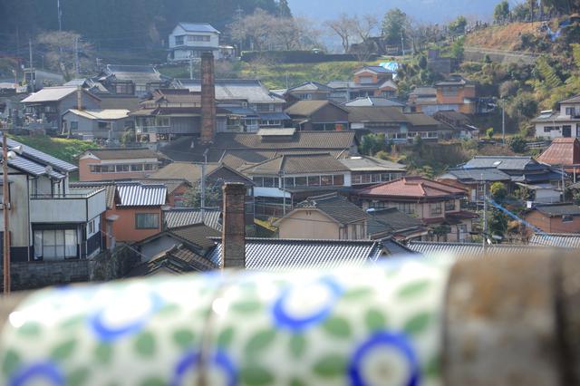 画像: 山の斜面地に立ち並ぶ窯元関係の家々