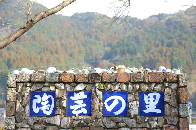 画像: 看板の上にも、うつわがたくさん置かれ、人気の撮影スポットに