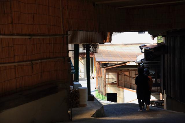 画像: 細い路地を挟んで、窯元関係の建物が連なっています