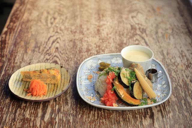画像: 日替わりランチに使ううつわは、もちろん波佐見焼。「wazan」の平皿、カレーが入っているのは、「essence」のそばちょこです。サラダは「紀窯」の小皿