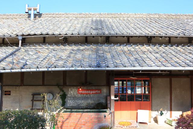 画像: 味わい深い瓦葺が印象的な木造家屋。オレンジの扉を開けると、アートな空間が広がります