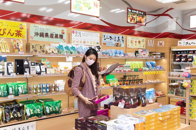 画像2: 旅の最後は那覇空港内のショップで、JALカードでおトクにおみやげを購入