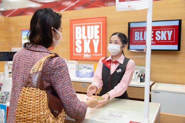 画像3: 旅の最後は那覇空港内のショップで、JALカードでおトクにおみやげを購入
