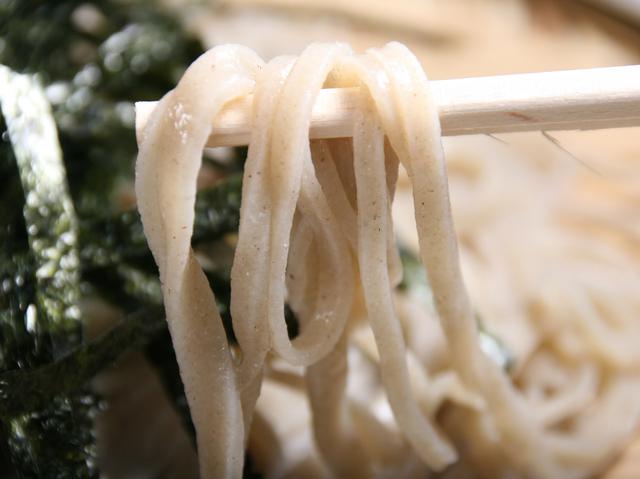 画像: 細めの平打ちタイプの手打ちそば。風味とのど越しの良さが格別だ