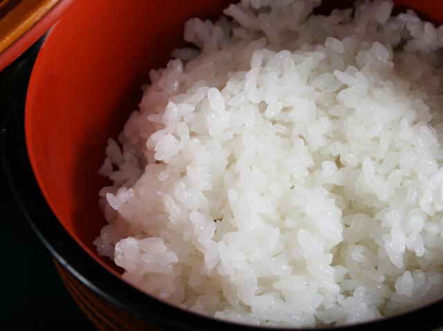 画像: ご飯は国産米のこしひかりを使用。艶やかな純白の見た目もいい