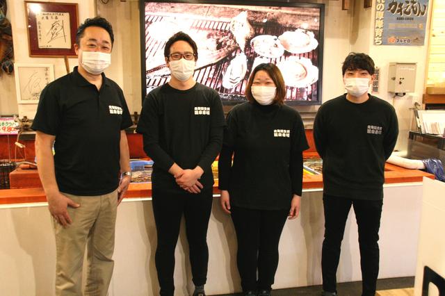 画像: 吉田武史さん(左端)。登別の魚介を伝えるべく魚屋からスタートし、通販→店舗まで