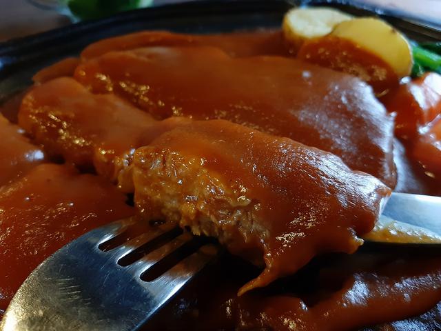 画像: ポークチャップのダイナミックさと厚みにも驚く。濃厚ソースも美味