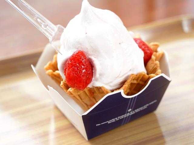 画像: 「いちごソフトクリーム」。濃厚なソフトといちごのジャムの甘味が優しく融合
