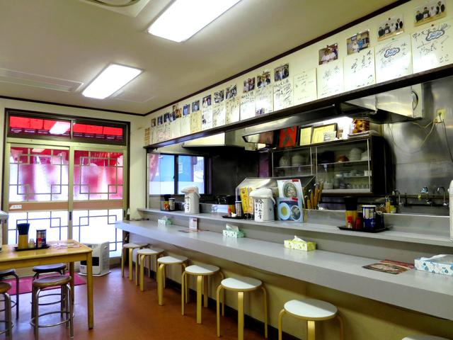 画像: カウンターとテーブル、小上がりがある店内。通し営業なのも嬉しい