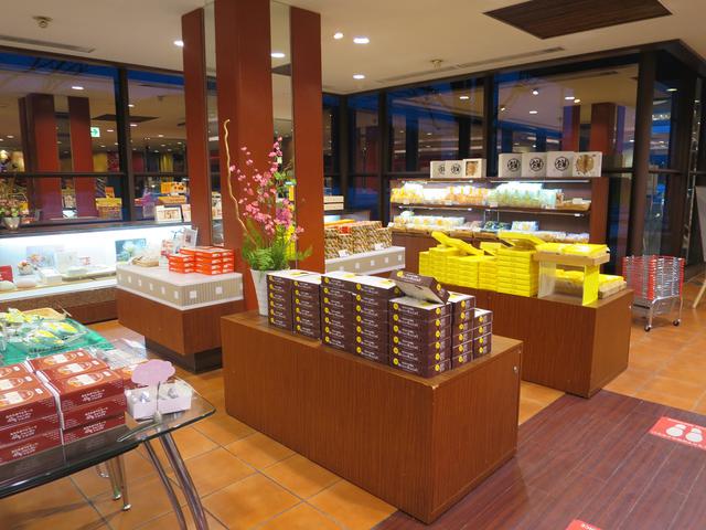 画像: 看板商品の「わかさいも」など様々な土産菓子がずらりと並ぶ