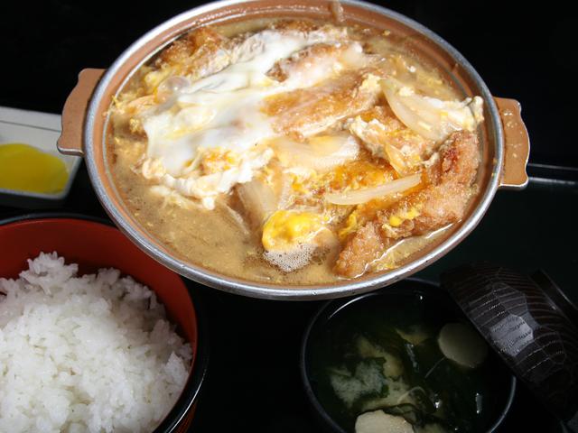 画像: 「かつ丼」1100円 かつとご飯がセパレートなタイプで、固形燃料で熱々