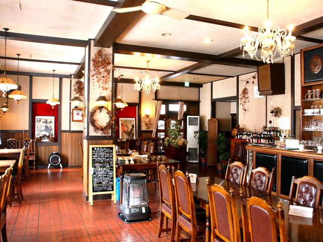 画像: 店内は重厚なテーブル&チェアー、シャンデリア、ドイツ的調度品などが