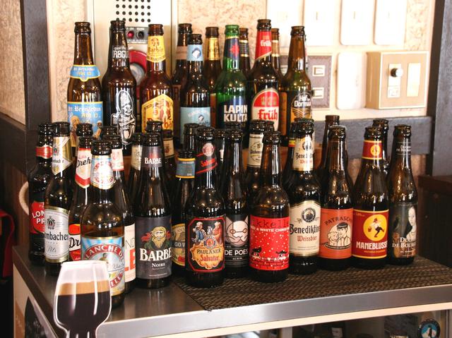 画像: 北海道を始め、様々な世界のビール(ピルスナー、バイツェン、エール)などが揃う