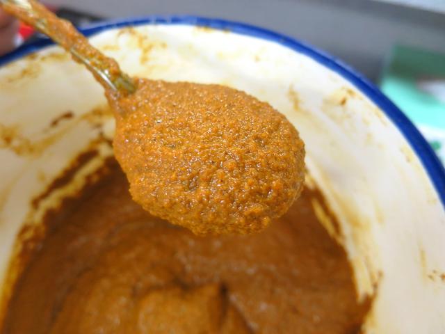 画像: 決め手はカレーの“もとだれ”。中華鍋を駆使したスープは熱々だ
