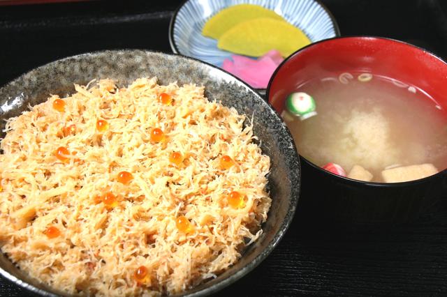 画像: 「毛がにめし」。北海道産毛がに100%で、自ら茹でて手ほぐしした希少な、かにめし