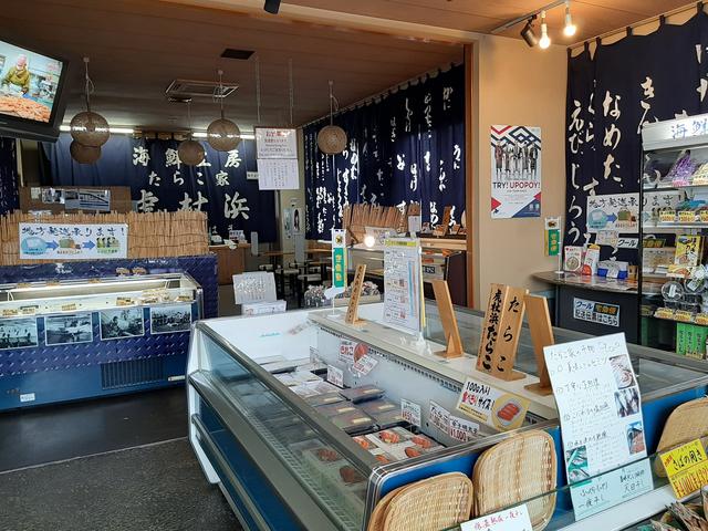 画像: 「たらこ」「多良の子」「多良の子極漬」など各種たらこもずらりと並ぶ店内