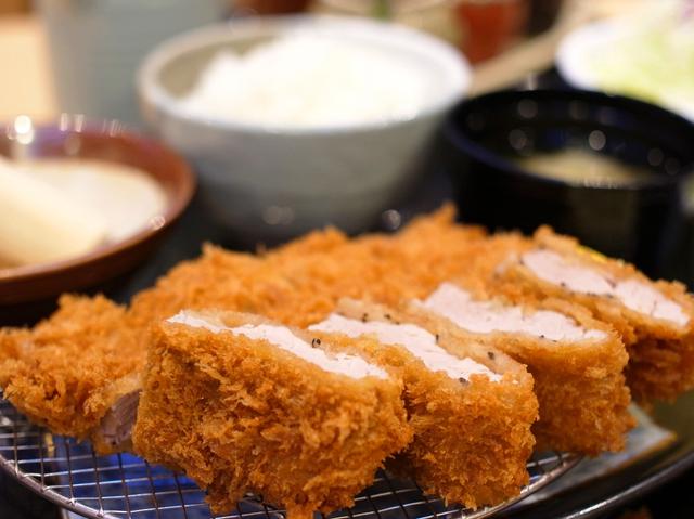 画像: 北海道産豚肉使用。ジューシーで柔らか。ごまソース&和風おろしぽん酢で食べ比べ