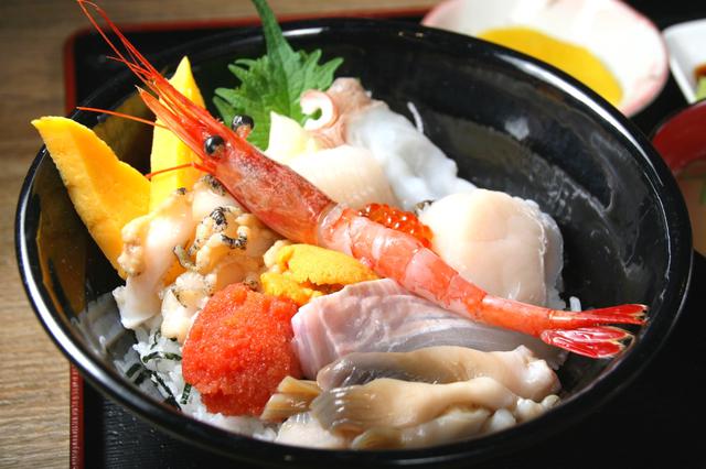画像: 「10色前浜丼」 活ホタテ、活ツブ、活ホッキ使用。「温泉市場」のいいとこどり丼