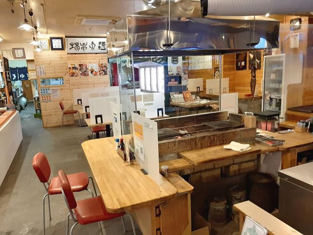 画像: 木の温もりも活きるゆったりとした店内。ホテル素泊まりで毎日来るファンも