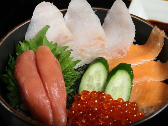 画像: たらこの他、真鱈の昆布〆やサーモン、いくらなども載る「たらこ家スペシャル」