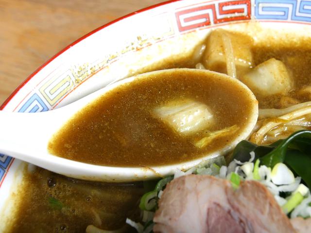 画像: トンコツと野菜がベースのスープにカレーだれが加わり、香ばしさも漂う