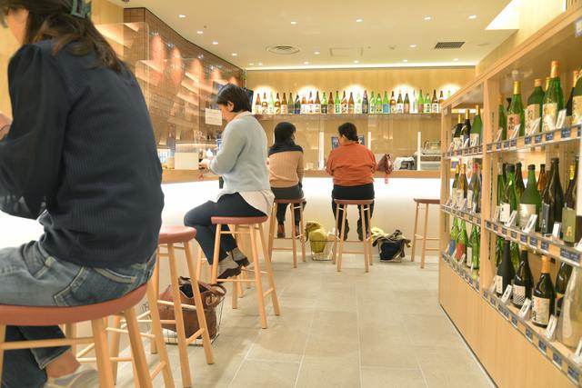 画像: 店舗奥のカウンターエリア「ご縁カフェ」。しじみ汁と漬け物付きの「のどぐろ丼セット」は1,200円(税込)。3種選んで楽しめる「地酒呑み比べセット」(1,000円・税込)も人気
