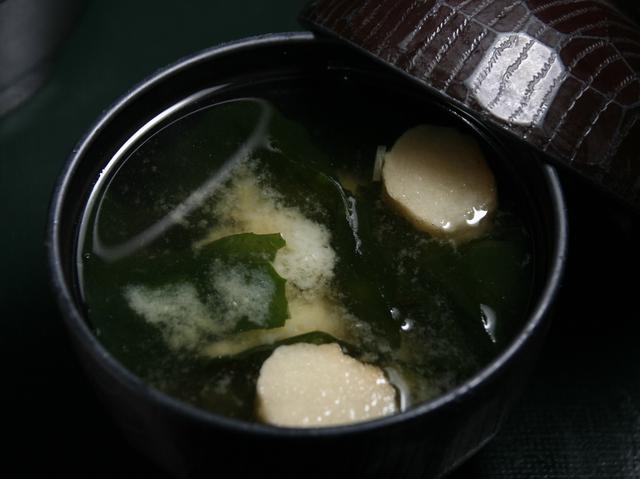 画像: お味噌汁もつき、定食や膳のような雰囲気を醸し出している