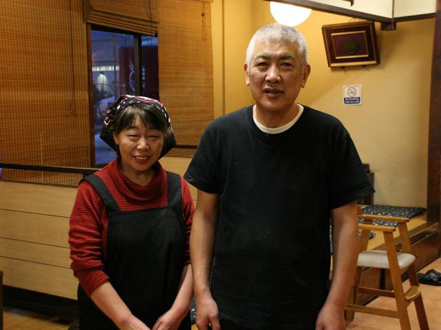画像: 函館出身の秦真司さんと奥様。叔父さんから引き継いで数十年