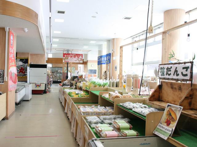 画像: 館内には地元の名産品などがずらりと並ぶ。時期限定の商品も多し