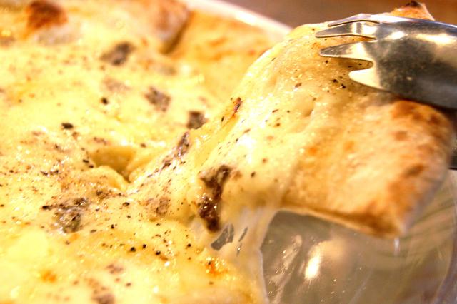 画像: 自家製のカチョカバロなど4種類のチーズを用いた濃厚「チーズピザ」