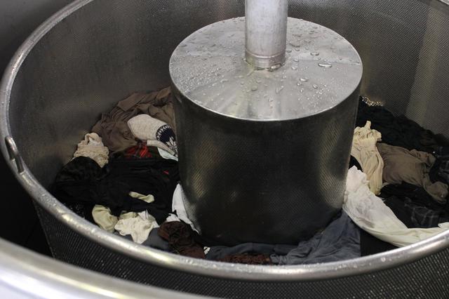 画像2: 原料は“綿”。25万着を回収し、仕分け作業