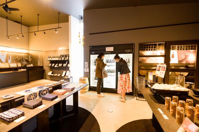 画像: 15:30 日本酒好きは注目。酒造メーカー直営「上川大雪酒造 Gift Shop」