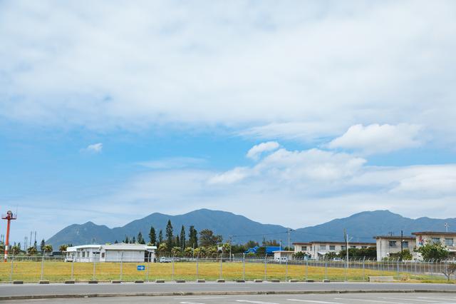 画像: 空港から見える寝姿山。妊婦さんが寝ころんだかのような、おおらかな姿