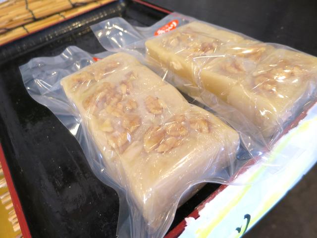 画像: 宮城などの郷土菓子「がんづき」はくるみ入り、「やきもち」はあんこも手作り