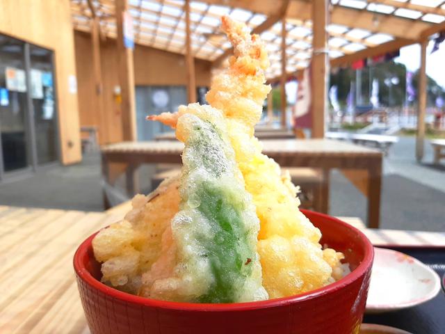 画像: 自家米「ひとめぼれ」のふっくらご飯に、サクサク熱々の海老天、野菜天が