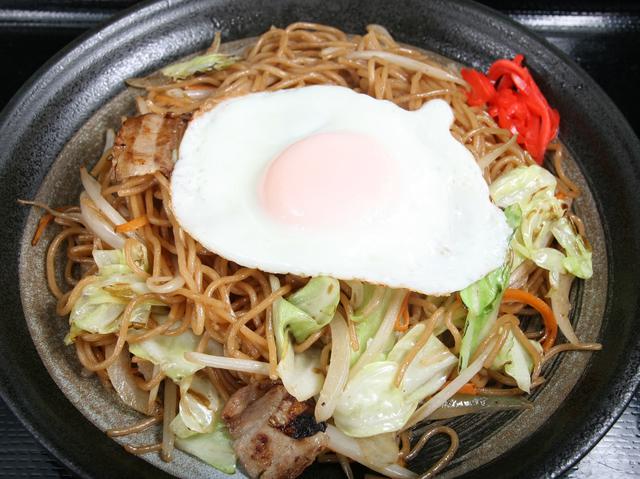 画像: 石巻焼きそば(だし)。目玉焼きや野菜も良いアクセントに。ソースもあり