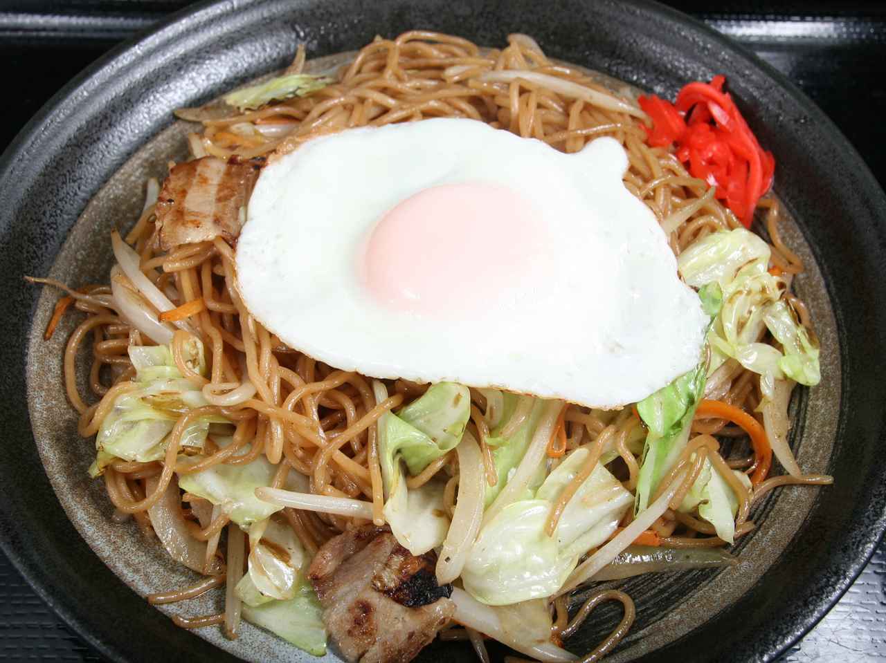 画像: 石巻焼きそば(だし)。目玉焼きや野菜も良いアクセントに。ソースもあり
