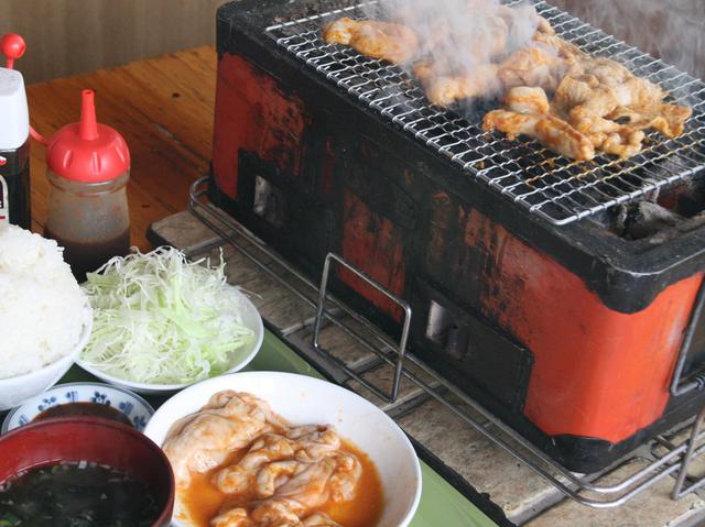画像: 卓上の炭火のロースターで、自ら焼いて行くスタイル
