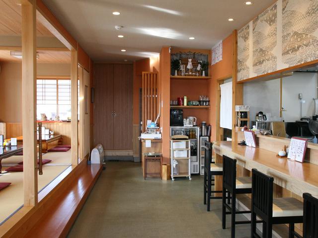 画像: ゆったりとした清潔感ただよう店内。テーブル席や小上がりも