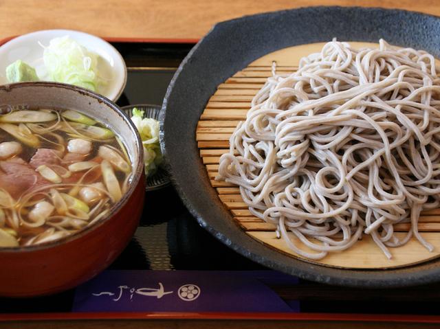 画像: 野田鴨つけざる。ボリュームたっぷりの蕎麦に、絶品の鴨入りつけ汁
