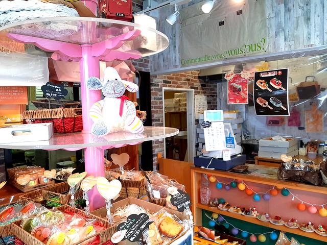 画像: 店内には所狭しと、さまざまな魅惑のスイーツが並んでいる