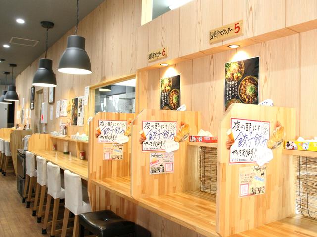 画像: 「麺集中カウンター」などが並ぶカウンター。テーブル席もゆったり2卓