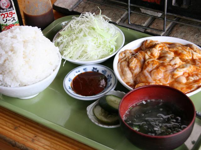 画像: ランチのホルモン定食(大盛) キャベツの千切りにはウスターソースをかける