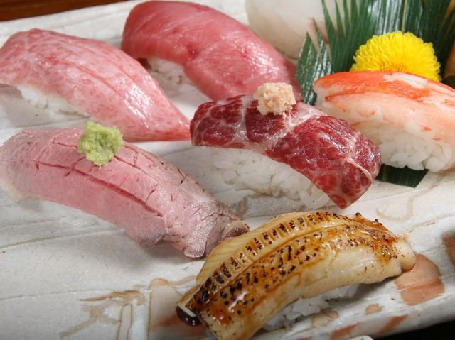 画像: 中トロでも脂が乗りトロトロ。地元の穴子や仙台牛の握りなど、宮城の良さも光る