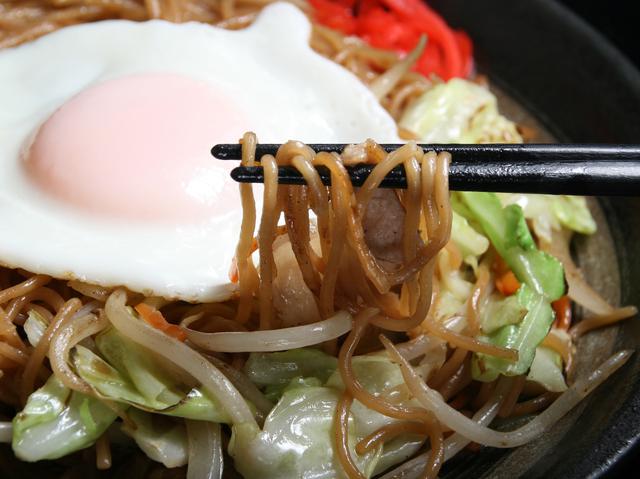 画像: 噛みしめる喜びも備えた焼きそばの麺。独特のしっかりとした食感で美味