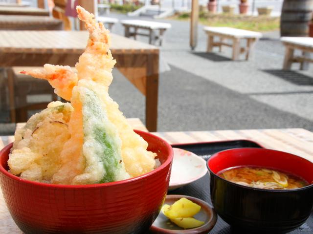 画像: うたつがね特製天丼。お味噌汁とお新香も。店内のほか、外のテーブルでも
