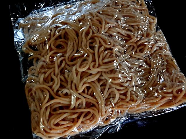 画像: 茶色い焼きそばの見た目からして驚く。二度蒸し&二度水洗いの賜物