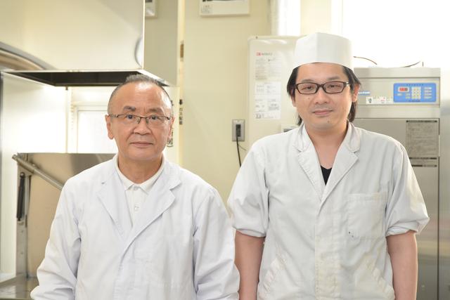 画像: 竹沢勝好 飲食事業部長(左)と、高橋龍太 調理係長(右)