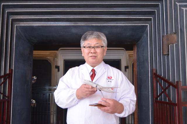 画像: 堀内陽彦シェフは和食の名門「吉兆」などを経てJALへ。現在、機内食を作る「ジャルロイヤルケータリング」に所属し、海外から出発する便の機内食を提供する現地企業に対しての調理指導やメニュー監修も行っています