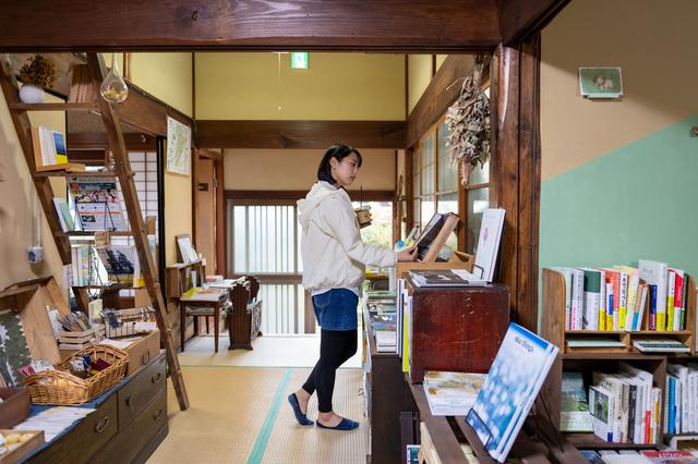 画像4: 時間を忘れて寛げる、心和む自家焙煎珈琲と本の店